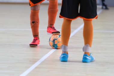 Odessa, Ukrayna - 6 Ekim 2019: Tanımlanamayan yerel takım oyuncuları parke zeminde kapalı alanda futbol oynuyorlar. Bir spor maçının doğru anı kapalı bir salonda, kapalı bir futbol salonunda