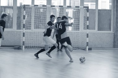 Odessa, Ukrayna - 6 Ekim 2019: Tanımlanamayan yerel takım oyuncuları parke zeminde kapalı alanda futbol oynuyorlar. Bir spor maçının doğru anı kapalı bir salonda, kapalı bir futbol salonunda