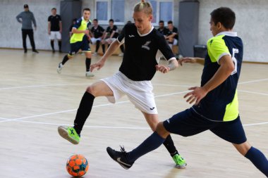 Odessa, Ukrayna - 6 Ekim 2019: Tanımlanamayan yerel takım oyuncuları parke zeminde kapalı alanda futbol oynuyorlar. Bir spor maçının doğru anı kapalı bir salonda, kapalı bir futbol salonunda