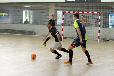 Odessa, Ukrayna - 6 Ekim 2019: Tanımlanamayan yerel takım oyuncuları parke zeminde kapalı alanda futbol oynuyorlar. Bir spor maçının doğru anı kapalı bir salonda, kapalı bir futbol salonunda