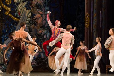 Odessa, Ukrayna-July22, 2019: bale. Odessa Opera Tiyatrosu sahnede klasik bale. Sahne dansı 'nda bale dansçıları Swan Lake 'in klasik eserleri. Tiyatro sahnesinde sanatsal top dansı formu