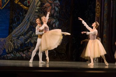 Odessa, Ukrayna-July22, 2019: bale. Odessa Opera Tiyatrosu sahnede klasik bale. Sahne dansı 'nda bale dansçıları Swan Lake 'in klasik eserleri. Tiyatro sahnesinde sanatsal top dansı formu