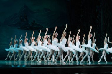 Odessa, Ukrayna-July22, 2019: bale. Odessa Opera Tiyatrosu sahnede klasik bale. Sahne dansı 'nda bale dansçıları Swan Lake 'in klasik eserleri. Tiyatro sahnesinde sanatsal top dansı formu