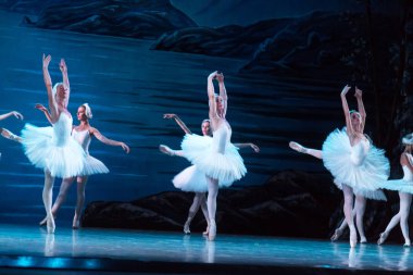 Odessa, Ukrayna-July22, 2019: bale. Odessa Opera Tiyatrosu sahnede klasik bale. Sahne dansı 'nda bale dansçıları Swan Lake 'in klasik eserleri. Tiyatro sahnesinde sanatsal top dansı formu