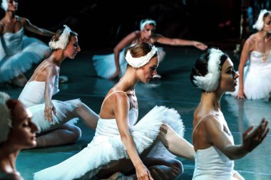 Odessa, Ukrayna-July22, 2019: bale. Odessa Opera Tiyatrosu sahnede klasik bale. Sahne dansı 'nda bale dansçıları Swan Lake 'in klasik eserleri. Tiyatro sahnesinde sanatsal top dansı formu