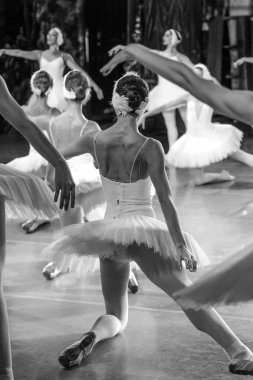 Odessa, Ukrayna-July22, 2019: bale. Odessa Opera Tiyatrosu sahnede klasik bale. Sahne dansı 'nda bale dansçıları Swan Lake 'in klasik eserleri. Tiyatro sahnesinde sanatsal top dansı formu