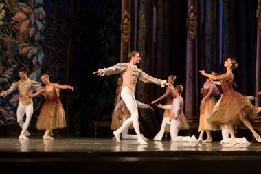 Odessa, Ukrayna-July22, 2019: bale. Odessa Opera Tiyatrosu sahnede klasik bale. Sahne dansı 'nda bale dansçıları Swan Lake 'in klasik eserleri. Tiyatro sahnesinde sanatsal top dansı formu