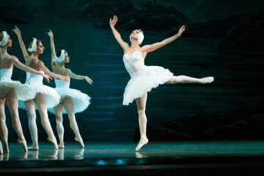 Odessa, Ukrayna-July22, 2019: bale. Odessa Opera Tiyatrosu sahnede klasik bale. Sahne dansı 'nda bale dansçıları Swan Lake 'in klasik eserleri. Tiyatro sahnesinde sanatsal top dansı formu