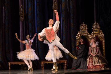 Odessa, Ukrayna-July22, 2019: bale. Odessa Opera Tiyatrosu sahnede klasik bale. Sahne dansı 'nda bale dansçıları Swan Lake 'in klasik eserleri. Tiyatro sahnesinde sanatsal top dansı formu