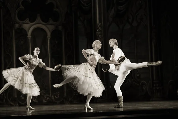 乌克兰奥德萨 2019年7月22日 芭蕾舞 奥德萨歌剧院舞台上的古典芭蕾 舞台上的芭蕾舞演员跳着 天鹅湖 的经典作品 戏剧舞台上的艺术球舞形式 — 图库照片