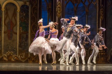 Odessa, Ukrayna-July22, 2019: bale. Odessa Opera Tiyatrosu sahnede klasik bale. Sahne dansı 'nda bale dansçıları Swan Lake 'in klasik eserleri. Tiyatro sahnesinde sanatsal top dansı formu