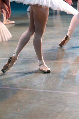 Odessa, Ukrayna-July22, 2019: bale. Odessa Opera Tiyatrosu sahnede klasik bale. Sahne dansı 'nda bale dansçıları Swan Lake 'in klasik eserleri. Tiyatro sahnesinde sanatsal top dansı formu