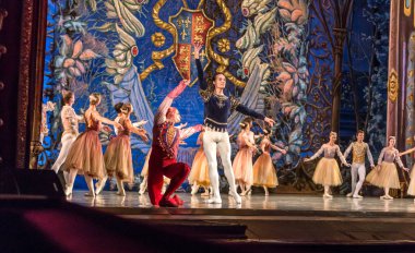 Odessa, Ukrayna-July22, 2019: bale. Odessa Opera Tiyatrosu sahnede klasik bale. Sahne dansı 'nda bale dansçıları Swan Lake 'in klasik eserleri. Tiyatro sahnesinde sanatsal top dansı formu