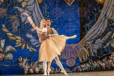 Odessa, Ukrayna-July22, 2019: bale. Odessa Opera Tiyatrosu sahnede klasik bale. Sahne dansı 'nda bale dansçıları Swan Lake 'in klasik eserleri. Tiyatro sahnesinde sanatsal top dansı formu