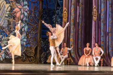 Odessa, Ukrayna-July22, 2019: bale. Odessa Opera Tiyatrosu sahnede klasik bale. Sahne dansı 'nda bale dansçıları Swan Lake 'in klasik eserleri. Tiyatro sahnesinde sanatsal top dansı formu