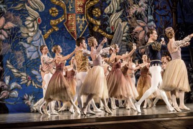 Odessa, Ukrayna-July22, 2019: bale. Odessa Opera Tiyatrosu sahnede klasik bale. Sahne dansı 'nda bale dansçıları Swan Lake 'in klasik eserleri. Tiyatro sahnesinde sanatsal top dansı formu