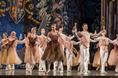 Odessa, Ukrayna-July22, 2019: bale. Odessa Opera Tiyatrosu sahnede klasik bale. Sahne dansı 'nda bale dansçıları Swan Lake 'in klasik eserleri. Tiyatro sahnesinde sanatsal top dansı formu
