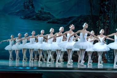 Odessa, Ukrayna-July22, 2019: bale. Odessa Opera Tiyatrosu sahnede klasik bale. Sahne dansı 'nda bale dansçıları Swan Lake 'in klasik eserleri. Tiyatro sahnesinde sanatsal top dansı formu