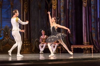 Odessa, Ukrayna-July22, 2019: bale. Odessa Opera Tiyatrosu sahnede klasik bale. Sahne dansı 'nda bale dansçıları Swan Lake 'in klasik eserleri. Tiyatro sahnesinde sanatsal top dansı formu