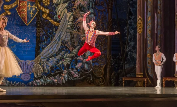 オデッサ ウクライナ 7月22 2019 バレエ オデッサ オペラ劇場の舞台でのクラシックバレエ 白鳥の湖の古典的な作品を舞台にバレエダンサー 演劇の舞台で芸術的なボールダンスの形 — ストック写真