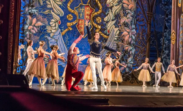 オデッサ ウクライナ 7月22 2019 バレエ オデッサ オペラ劇場の舞台でのクラシックバレエ 白鳥の湖の古典的な作品を舞台にバレエダンサー 演劇の舞台で芸術的なボールダンスの形 — ストック写真