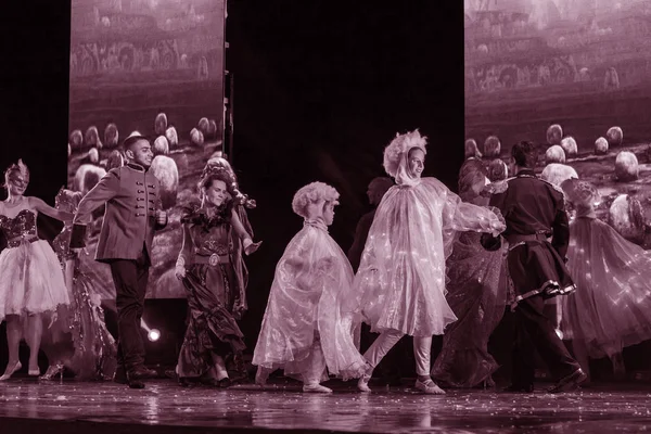 オデッサ ウクライナ 2019年7月14日 オデッサオペラとバレエ劇場の舞台でアクション俳優のグループは 子供のミュージカルパフォーマンス 冷たい心 のパフォーマンス中に 子供のためのパフォーマンス — ストック写真