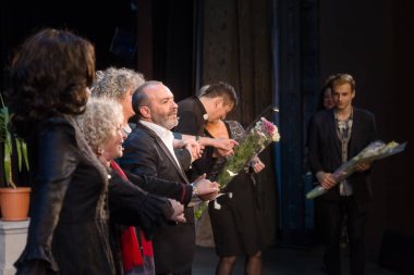 Odessa, Ukrayna - 9 Ekim 2019: Ada Rogovtseva ve Viktor Shenderovich, hangi cehennem sanatçılarının tiyatro sahnesinde oynadığı felsefi oyunun prömiyerinde