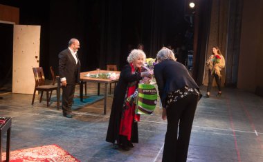 Odessa, Ukrayna - 9 Ekim 2019: Ada Rogovtseva ve Viktor Shenderovich, hangi cehennem sanatçılarının tiyatro sahnesinde oynadığı felsefi oyunun prömiyerinde