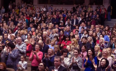 Odessa, Ukrayna - 9 Ekim 2019: Tiyatroda izleyiciler. Seyirciler, oyunun galasında favori sanatçıları ayakta alkışlıyorlar..