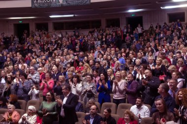 Odessa, Ukrayna - 9 Ekim 2019: Tiyatroda izleyiciler. Seyirciler, oyunun galasında favori sanatçıları ayakta alkışlıyorlar..