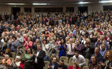Odessa, Ukrayna - 9 Ekim 2019: Tiyatroda izleyiciler. Seyirciler, oyunun galasında favori sanatçıları ayakta alkışlıyorlar..