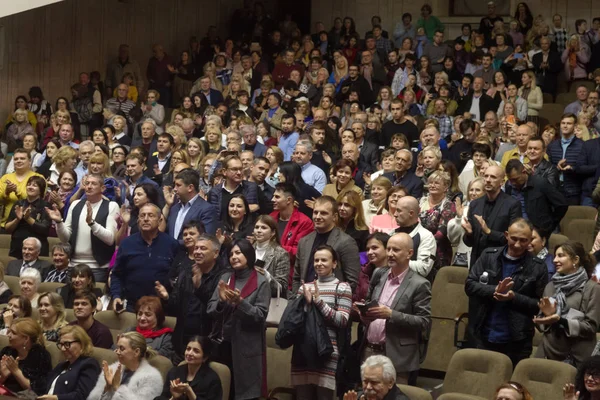 Odessa Ucrania Octubre 2019 Espectadores Teatro Espectadores Pie Ovación Artistas —  Fotos de Stock