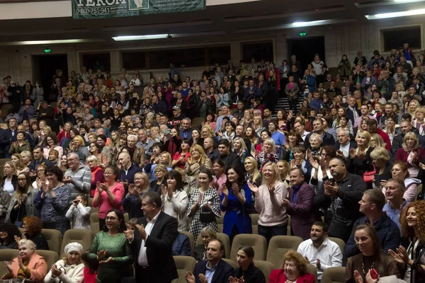 Odessa Ucrania Octubre 2019 Espectadores Teatro Espectadores Pie Ovación Artistas —  Fotos de Stock