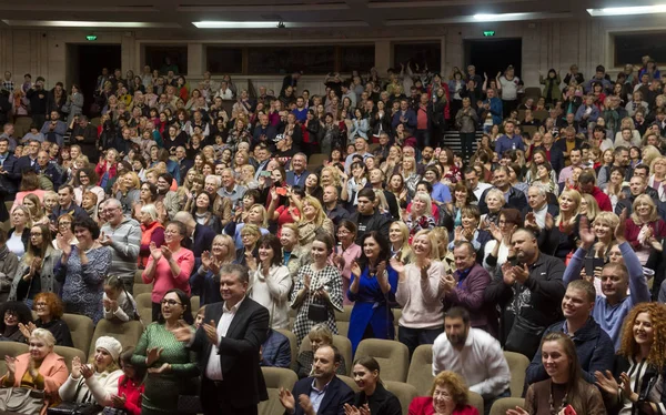 Odessa Ucrania Octubre 2019 Espectadores Teatro Espectadores Pie Ovación Artistas —  Fotos de Stock