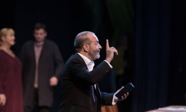 Odessa, Ukrayna - 9 Ekim 2019: Ada Rogovtseva ve Viktor Shenderovich, hangi cehennem sanatçılarının tiyatro sahnesinde oynadığı felsefi oyunun prömiyerinde