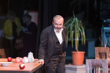 Odessa, Ukrayna - 9 Ekim 2019: Ada Rogovtseva ve Viktor Shenderovich, hangi cehennem sanatçılarının tiyatro sahnesinde oynadığı felsefi oyunun prömiyerinde