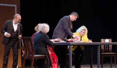 Odessa, Ukrayna - 9 Ekim 2019: Ada Rogovtseva ve Viktor Shenderovich, hangi cehennem sanatçılarının tiyatro sahnesinde oynadığı felsefi oyunun prömiyerinde