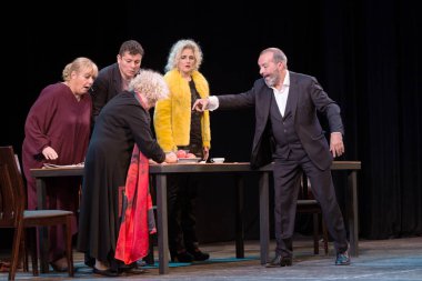 Odessa, Ukrayna - 9 Ekim 2019: Ada Rogovtseva ve Viktor Shenderovich, hangi cehennem sanatçılarının tiyatro sahnesinde oynadığı felsefi oyunun prömiyerinde