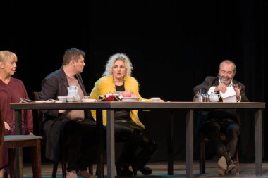 Odessa, Ukrayna - 9 Ekim 2019: Ada Rogovtseva ve Viktor Shenderovich, hangi cehennem sanatçılarının tiyatro sahnesinde oynadığı felsefi oyunun prömiyerinde