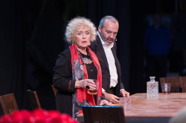 Odessa, Ukrayna - 9 Ekim 2019: Ada Rogovtseva ve Viktor Shenderovich, hangi cehennem sanatçılarının tiyatro sahnesinde oynadığı felsefi oyunun prömiyerinde