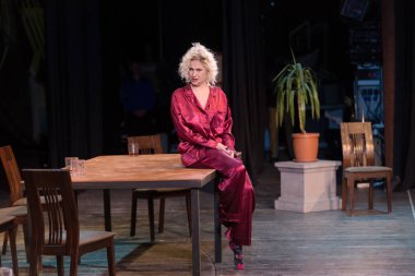 Odessa, Ukrayna - 9 Ekim 2019: Ada Rogovtseva ve Viktor Shenderovich, hangi cehennem sanatçılarının tiyatro sahnesinde oynadığı felsefi oyunun prömiyerinde