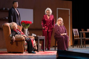 Odessa, Ukrayna - 9 Ekim 2019: Ada Rogovtseva ve Viktor Shenderovich, hangi cehennem sanatçılarının tiyatro sahnesinde oynadığı felsefi oyunun prömiyerinde