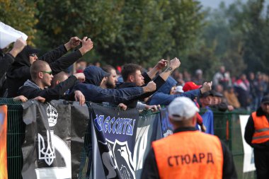 Odessa, Ukrayna - 6 Ekim 2019: Futbol taraftarları havai fişekler ve sis bombalarıyla futbol sahasına koştu, taraftarlar futbolcularla ve hosteslerle kavga etti. Tribünde kavga, taraftarlar oyunu bozdu
