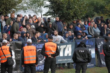 Odessa, Ukrayna - 6 Ekim 2019: Futbol taraftarları havai fişekler ve sis bombalarıyla futbol sahasına koştu, taraftarlar futbolcularla ve hosteslerle kavga etti. Tribünde kavga, taraftarlar oyunu bozdu