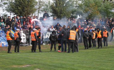 Odessa, Ukrayna - 6 Ekim 2019: Futbol taraftarları havai fişekler ve sis bombalarıyla futbol sahasına koştu, taraftarlar futbolcularla ve hosteslerle kavga etti. Tribünde kavga, taraftarlar oyunu bozdu