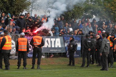 Odessa, Ukrayna - 6 Ekim 2019: Futbol taraftarları havai fişekler ve sis bombalarıyla futbol sahasına koştu, taraftarlar futbolcularla ve hosteslerle kavga etti. Tribünde kavga, taraftarlar oyunu bozdu