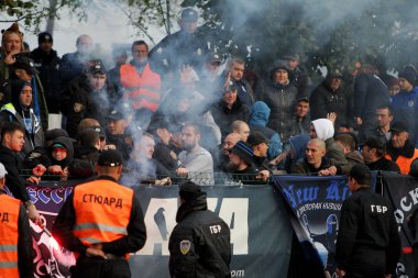 Odessa, Ukrayna - 6 Ekim 2019: Futbol taraftarları havai fişekler ve sis bombalarıyla futbol sahasına koştu, taraftarlar futbolcularla ve hosteslerle kavga etti. Tribünde kavga, taraftarlar oyunu bozdu