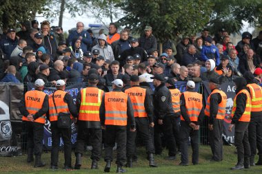 Odessa, Ukrayna - 6 Ekim 2019: Futbol taraftarları havai fişekler ve sis bombalarıyla futbol sahasına koştu, taraftarlar futbolcularla ve hosteslerle kavga etti. Tribünde kavga, taraftarlar oyunu bozdu