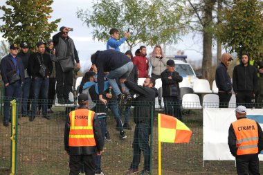 Odessa, Ukrayna - 6 Ekim 2019: Futbol taraftarları havai fişekler ve sis bombalarıyla futbol sahasına koştu, taraftarlar futbolcularla ve hosteslerle kavga etti. Tribünde kavga, taraftarlar oyunu bozdu