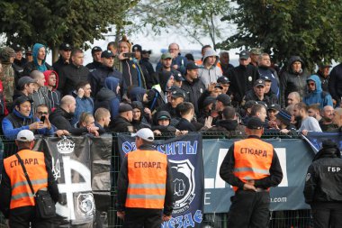 Odessa, Ukrayna - 6 Ekim 2019: Futbol taraftarları havai fişekler ve sis bombalarıyla futbol sahasına koştu, taraftarlar futbolcularla ve hosteslerle kavga etti. Tribünde kavga, taraftarlar oyunu bozdu